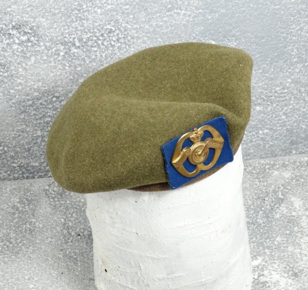 The Netherlands Beret Regiment Aan en Afvoer Troepen old