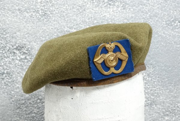 The Netherlands Beret Regiment Aan en Afvoer Troepen old