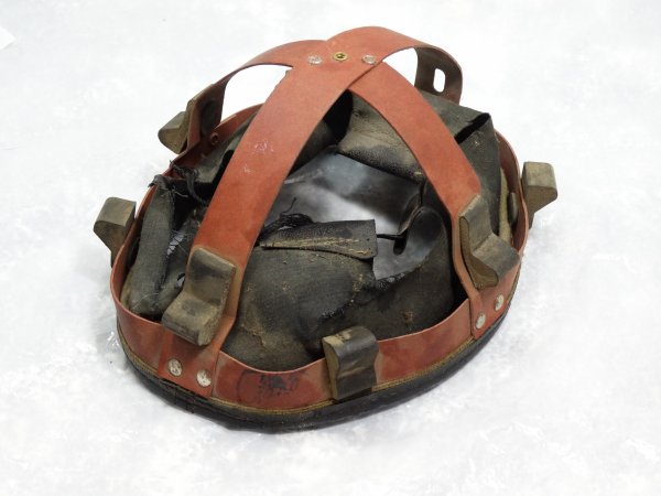 Canadian MK I Helmet GSW 1941 Blok Hoofd (part 2)